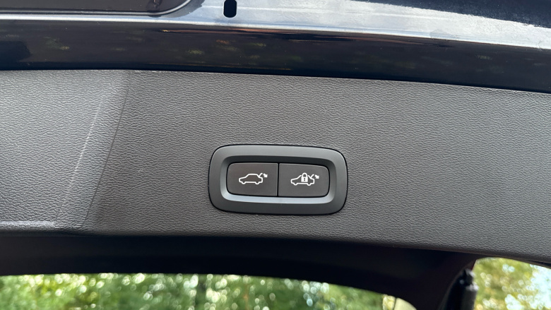 Volvo XC40 2.0 B3P Plus Dark 5dr Auto Petrol Estate